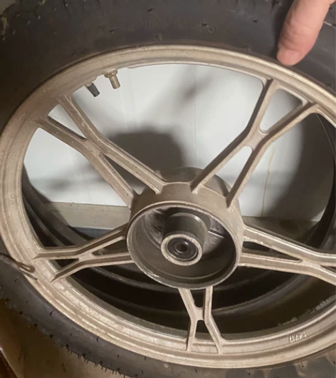 银钢摩托车专用，前后轮，全新未使用，低价出...