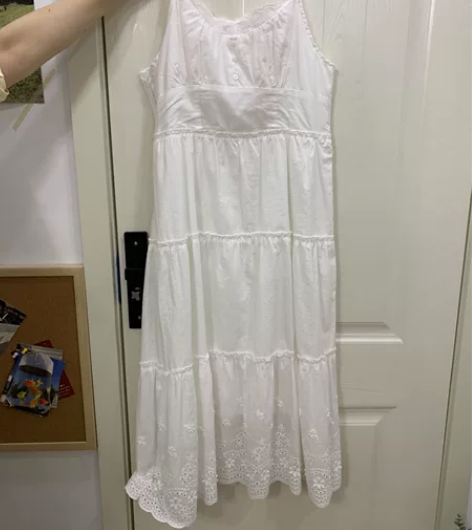 白色重工刺绣连衣裙，肩带可以调节，后背带松...