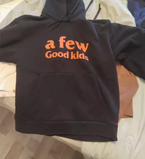 afgk 镶钻卫衣 L 感兴趣的话点“我想...