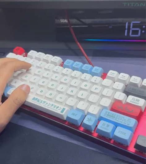 雷神键盘红轴 手感非常好改了一套pt键帽原...