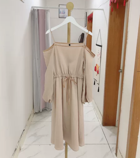 依袖品牌女装春秋款长袖露肩连衣裙，一字领露...