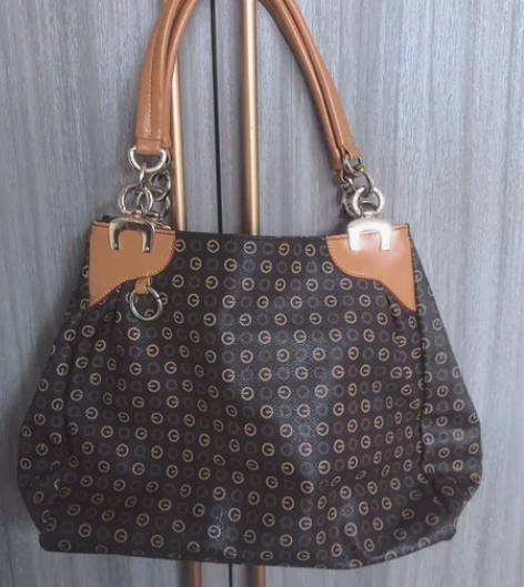 出稻草人单肩包，九成新，专柜购入，牛皮拼接...