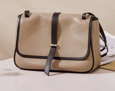 清衣柜/全新纳兰杜真皮撞色奶杏色邮差包提拉...