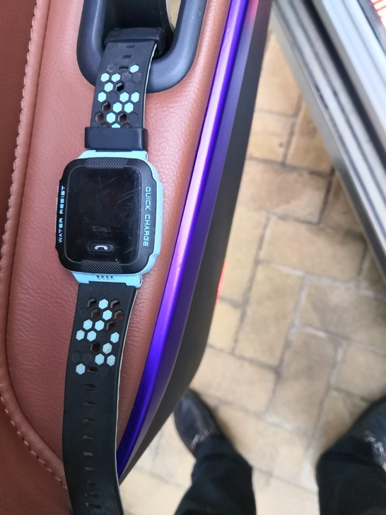 小天才Y03，成色如图，已解绑，正常使用带...