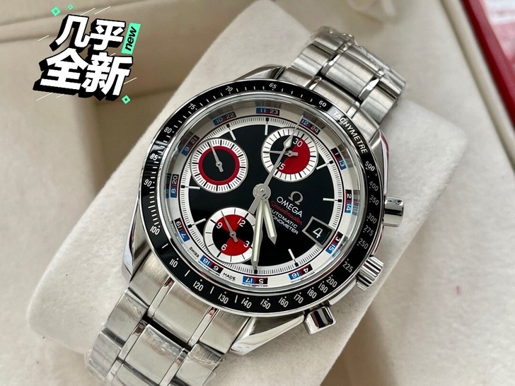 欧米茄超霸 红黑相间的三个小表盘，让人联想...