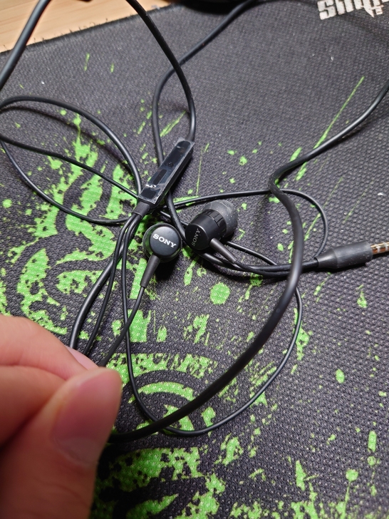 全新索尼入耳耳塞耳机，膜都没撕，带麦克风，...
