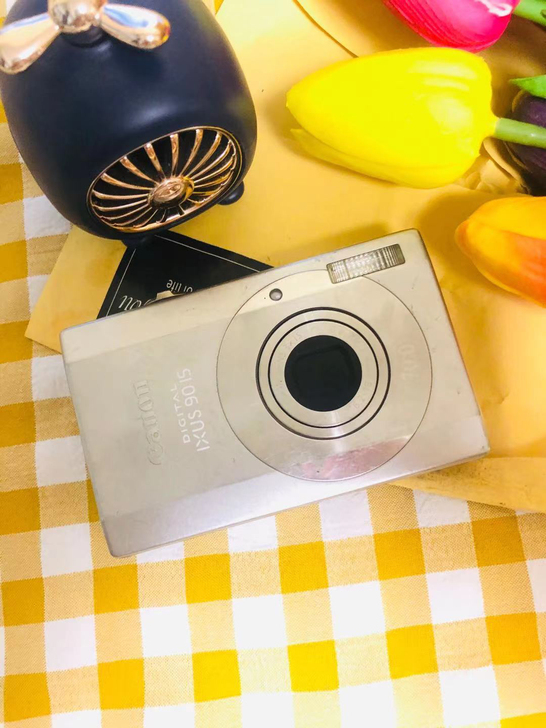 佳能ixus90外形设计简洁小巧，机身线条...