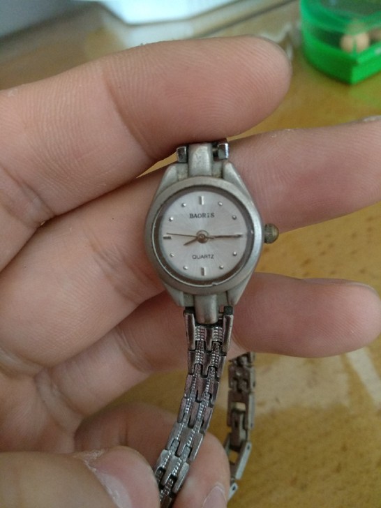 两块女表，石英电子表，不知好坏，售出不退不...