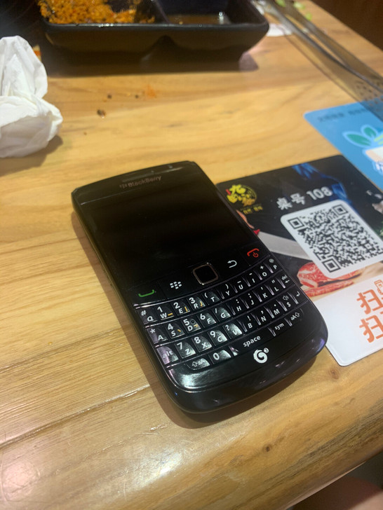 黑莓9788，刚到手把玩了下。橙色自观。就...