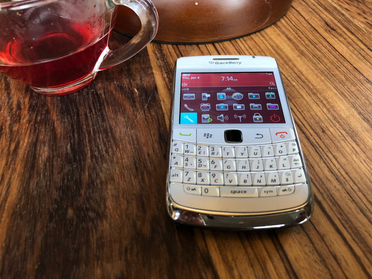 80-85新黑莓9700白色128全国包邮