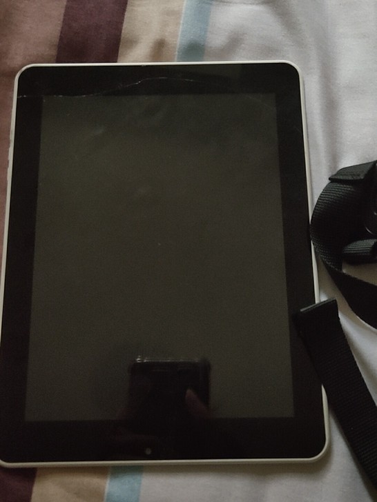 平板屏幕,正面有一道裂痕,但是现实绝对没问...