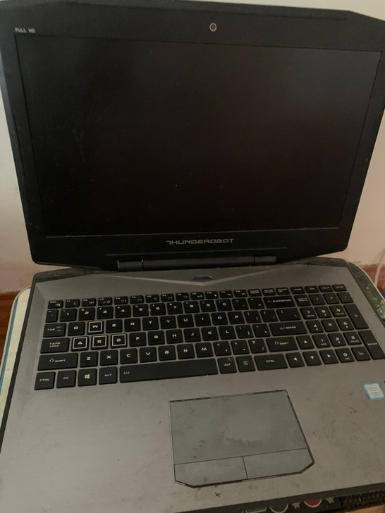 挂着不讲价不邮寄出一台雷神游戏本，2017...