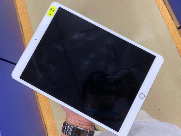 ipad Air3/64G蜂窝版,背后小凹...