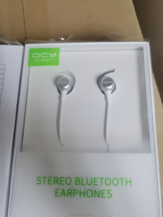 qcy蓝牙耳机m1c白色全新    深圳发...