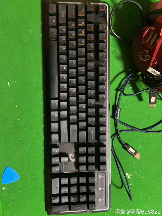 网吧处理耳机鼠标 键盘是达尔优的 耳机是极...