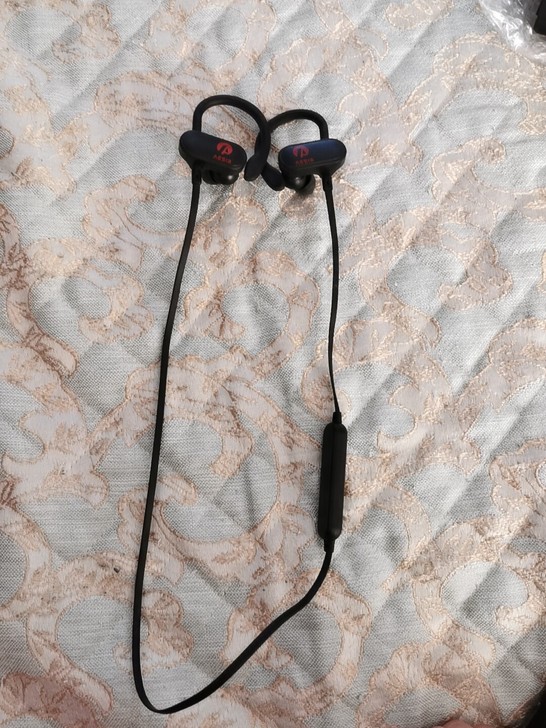 蓝牙耳机，九九新，用不上，一直闲置中，转卖...