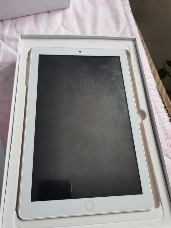 买回来一个不知名的平板电脑，打算用来看视频...