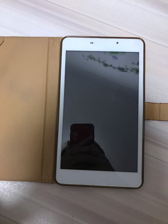 出两个平板，一个手机。白色平板，清华同方，...