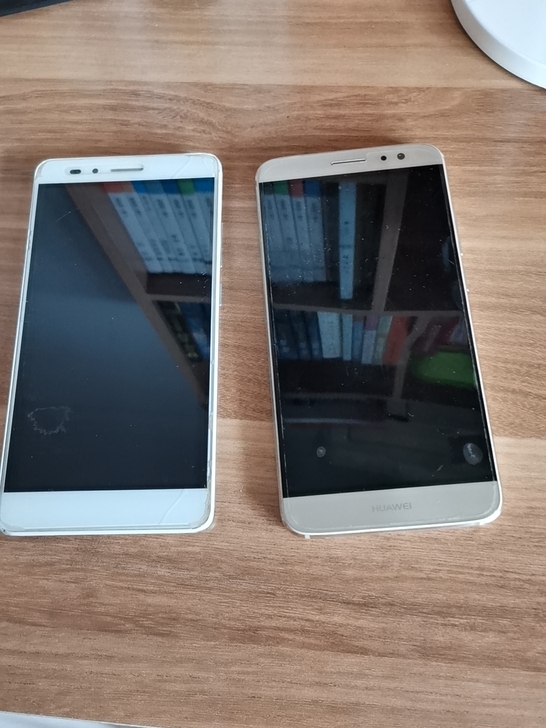 左荣耀畅玩5x    右华为麦芒5