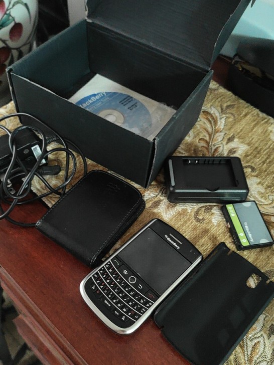 黑莓手机，应该可以用，邮费到付，不刀