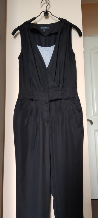 Only无袖黑色连体裤，万达专柜500多买...