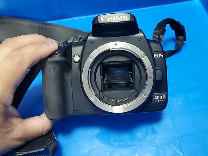 佳能 eos400d 单反机身，成色如图9...