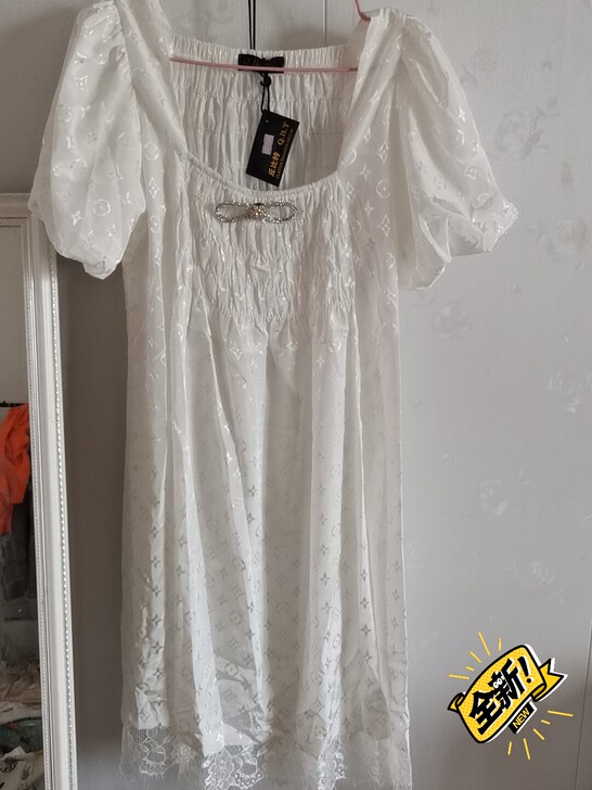 全新裙子，吊牌都在，质量很好胸口钻都是很重...