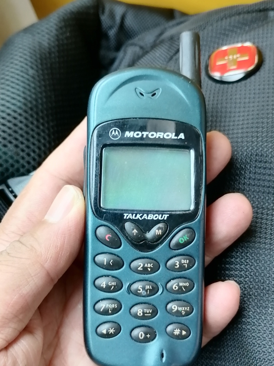 摩托罗拉手机，特别漂亮！成色特别新，手机开...