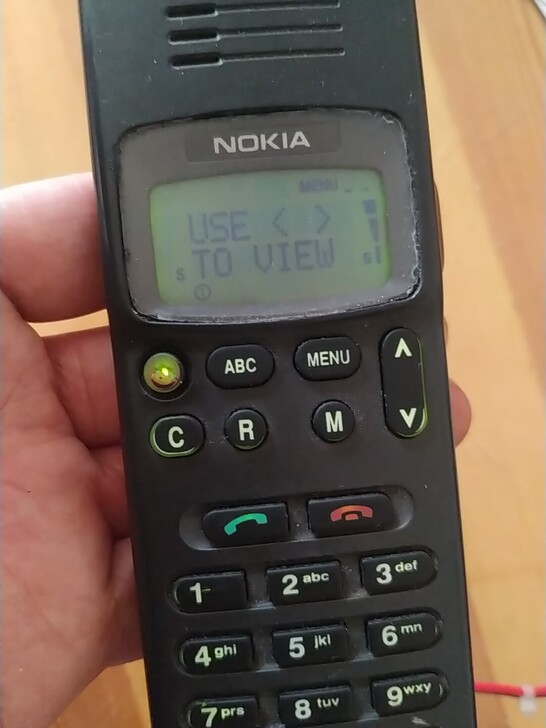 诺基亚121,品相如图,夹电开机,显示不缺...