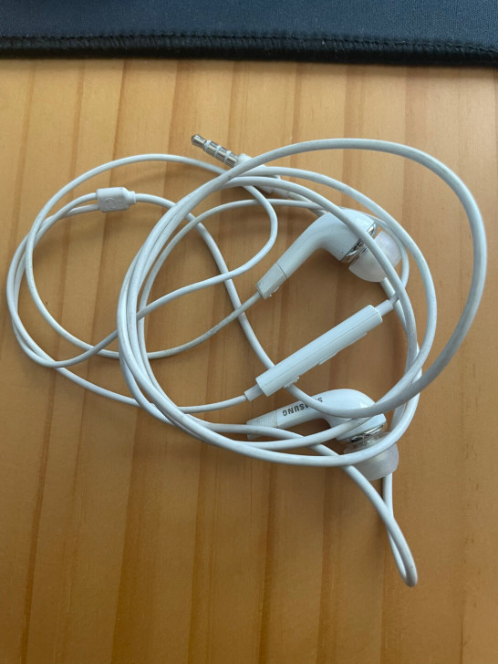 三星s8随机附赠耳机，使用过非全新