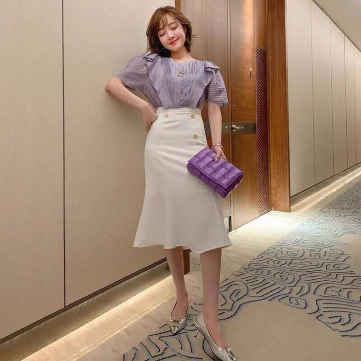 白色鱼尾裙半身裙，西装面料很挺阔有型，不是...