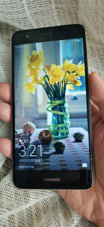 华为荣耀手机，型号nova，3+32g内存...