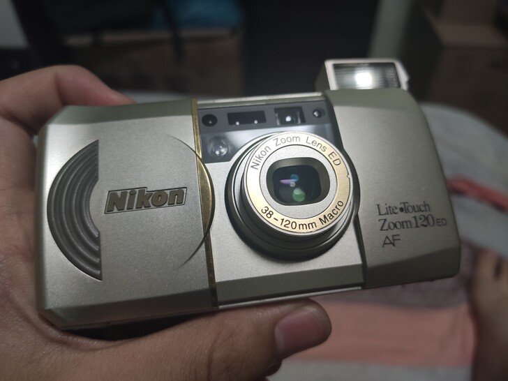 尼康 zoom120ed 镜片三无，开机后...