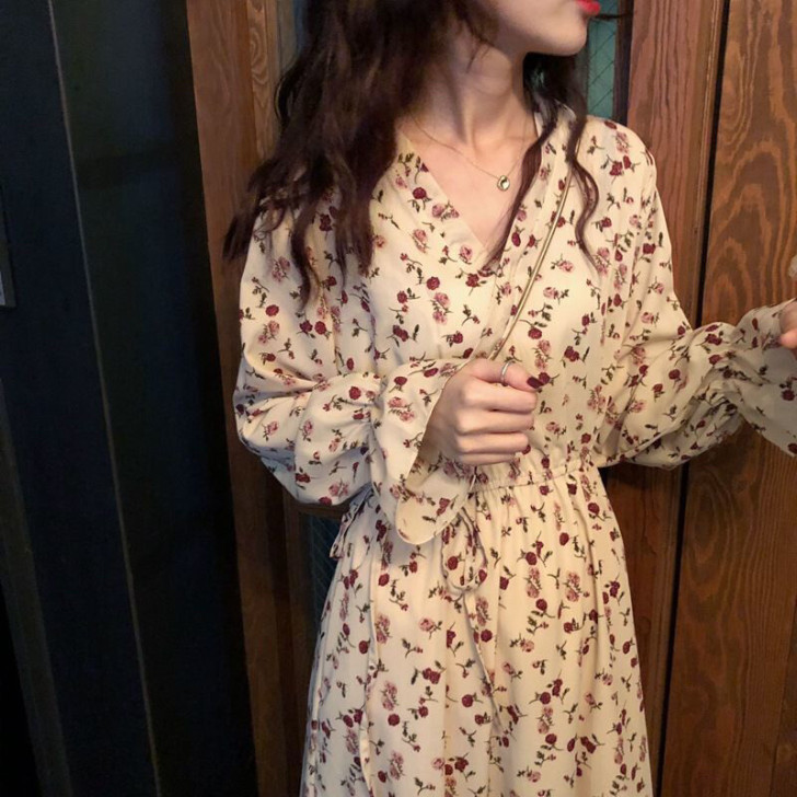 实体店库存清仓 小清新连衣裙 碎花连衣裙显...