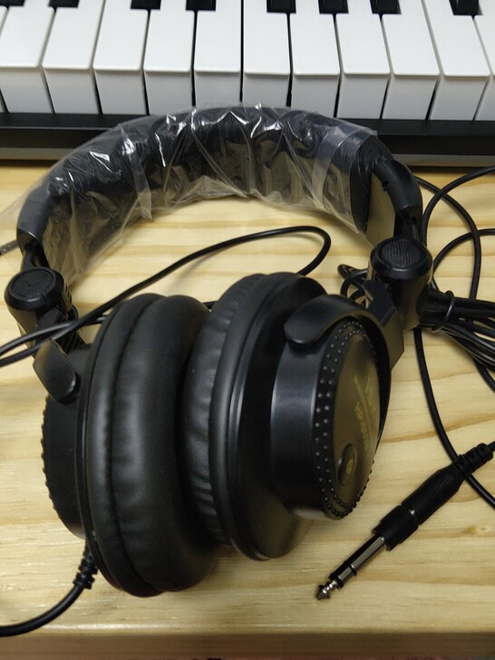 换耳机，没用几次。基本全新。