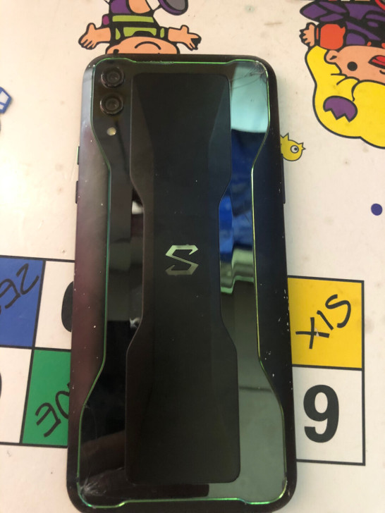 黑鲨2手机，外观6成新，弄了一下充电口现扬...