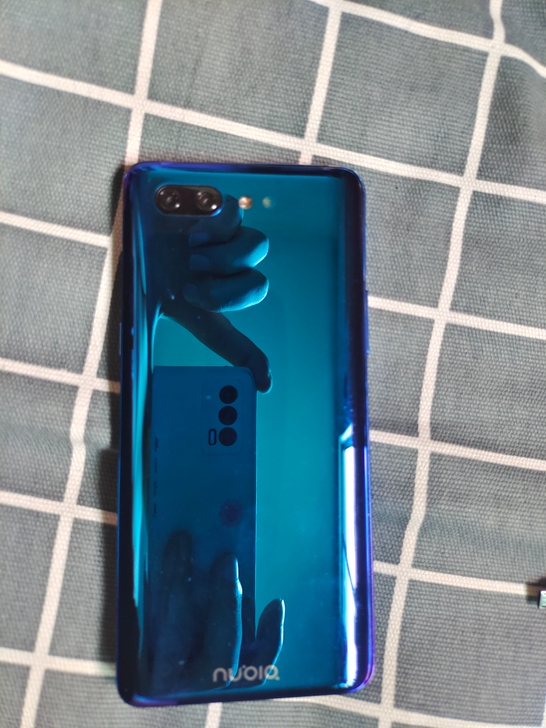 努比亚x后屏，之前生气次掉了，刚捡起来那会...