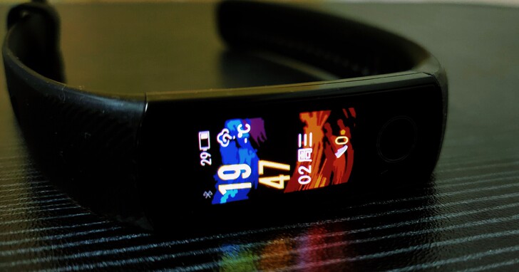 有全功能NFC的荣耀手环5，京东自营购入，...