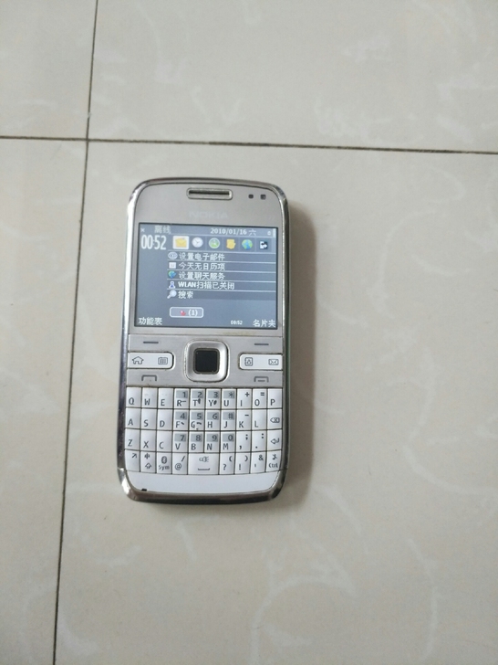诺基亚E72一1  白色手机一个。当备用机...
