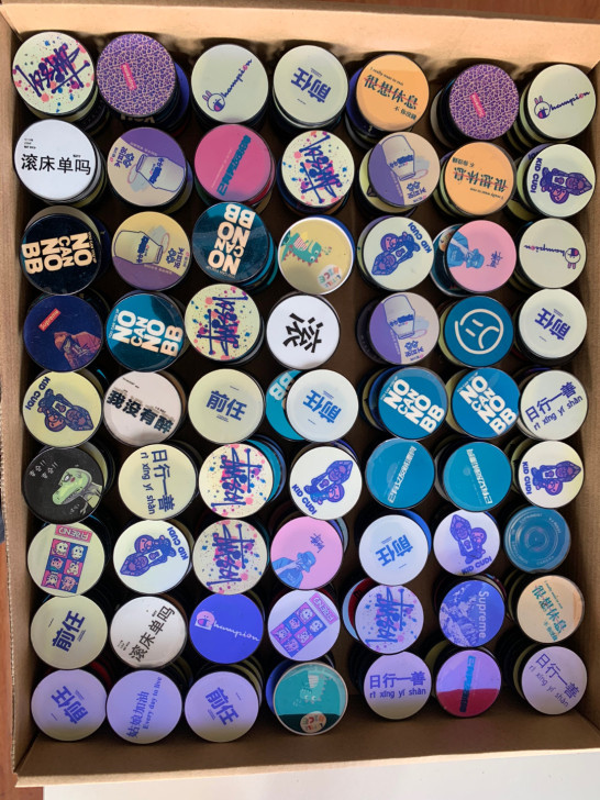 9.9元包邮8个，懒人气囊支架手机，随机发