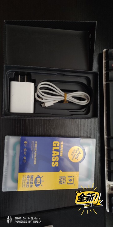 iqoo neo855 33w快充，加闪魔抗蓝光钢化膜。