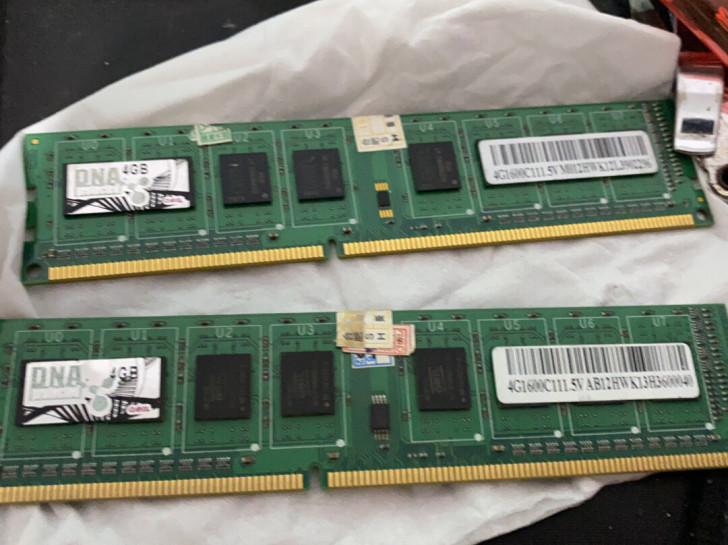 两根金绑4G内存1600.ddr3。电脑拆...