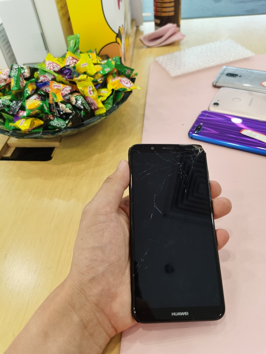 华为畅享8plus.4+64G外屏破裂，边...