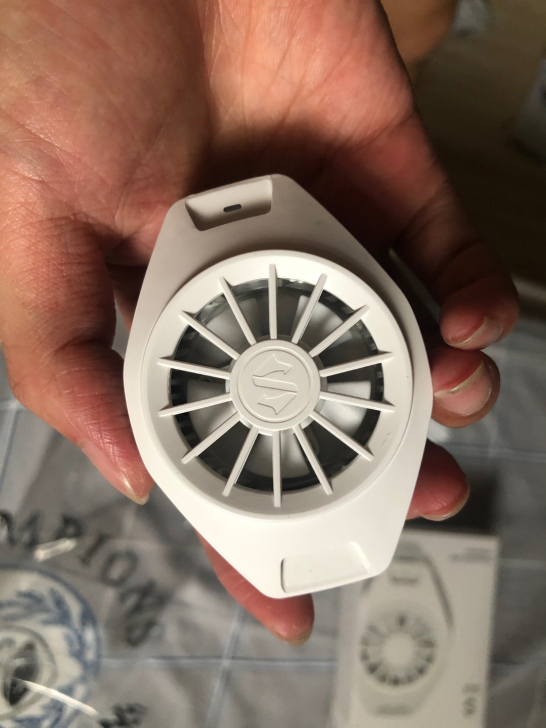 黑鲨手机散热器，买过来用了才知道出了二代了...