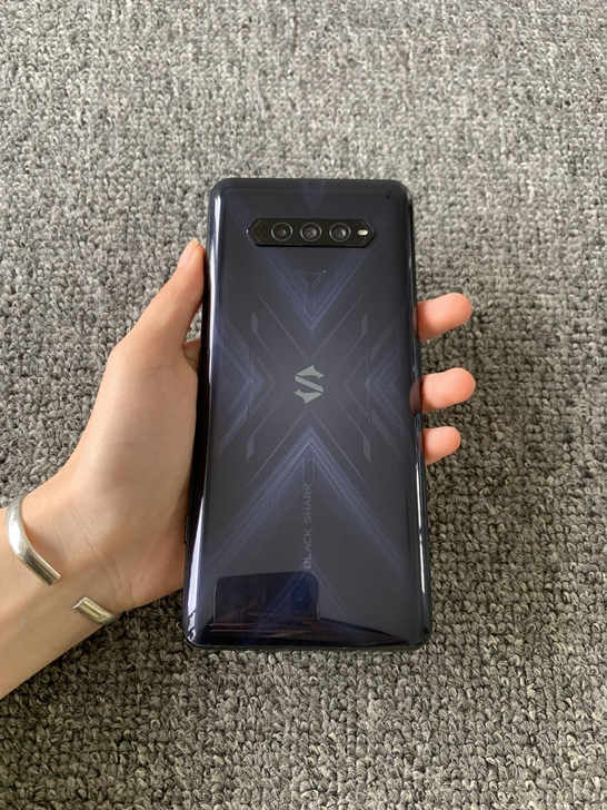 黑鲨4  8+128G 98新 机器国行双...