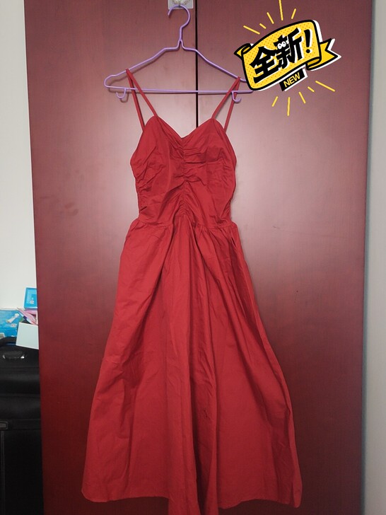 带口袋的裙子巨好看,砖红色,颜色也巨好看!