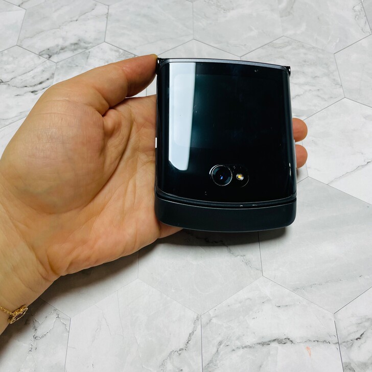 摩托罗拉刀锋折叠屏5g手机，
