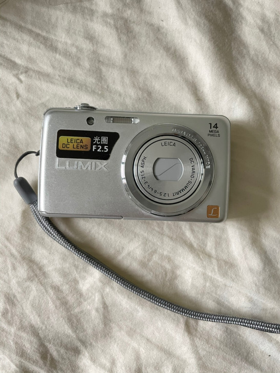 松下lumix数吗相机，FH6银色。几乎全...