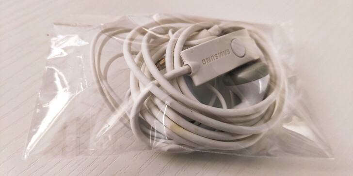 三星手机的耳机，3.5mm接口，自用的不多...