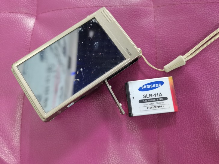 三星wiFi版相机，包邮，成色残缺如图，有...